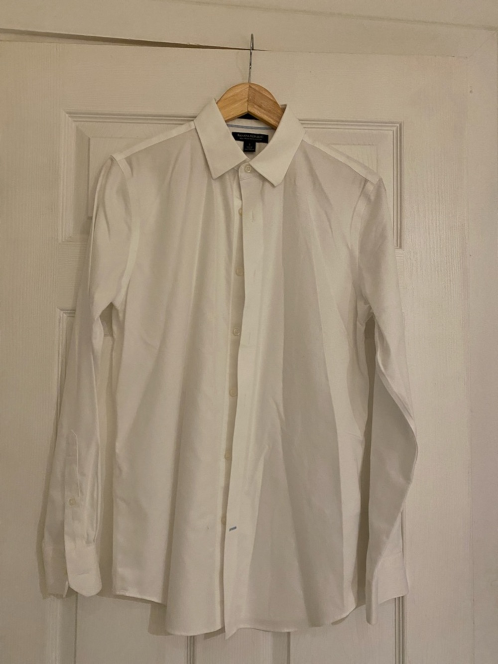 Banana Republic Men's White Long-Sleeve Dress Shirt with blue details- new!